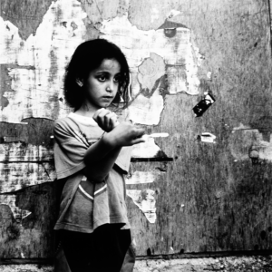 Raed BAWAYAH, Fillette bras entremêlés, série Childhood Memories, 2002-2003, FNAC 07-460, Centre national des arts plastiques © DR / Crédit photographique : Yves Chenot